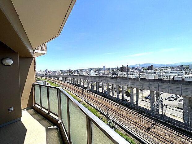 東面のバルコニーから撮影した写真です。新幹線がとてもいい角度で眺められます！