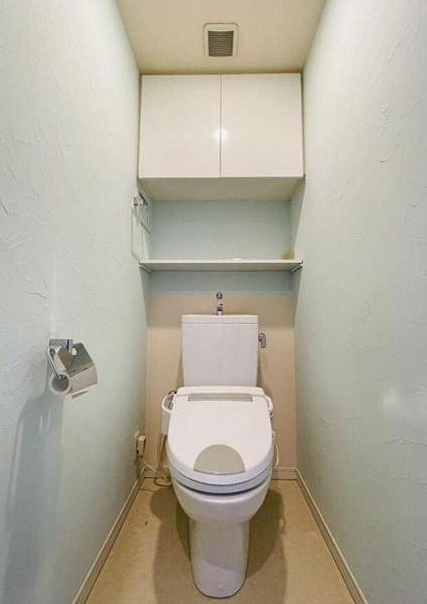 ■トイレ上部には収納完備