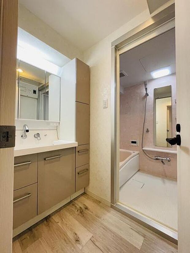 ■洗面室の床材は温かみを感じられる木目調がポイント収納も豊富です♪