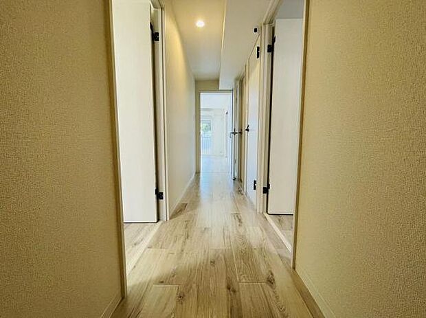 ■玄関から各部屋へ続く廊下。