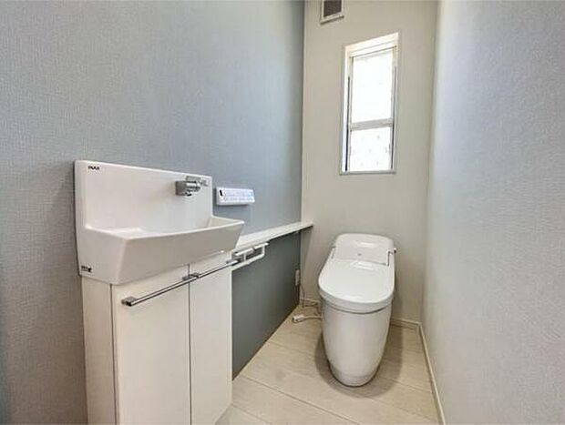 トイレのお写真です♪温水洗浄機能付き、独立手洗い付きです。