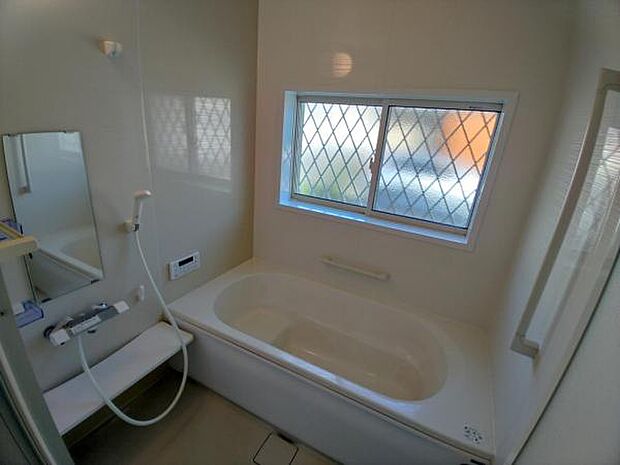 浴室のお写真です♪窓や手すりがついており、心地よく入浴いただけそうです