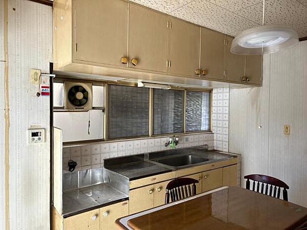キッチンには吊戸棚があり、収納に便利です。