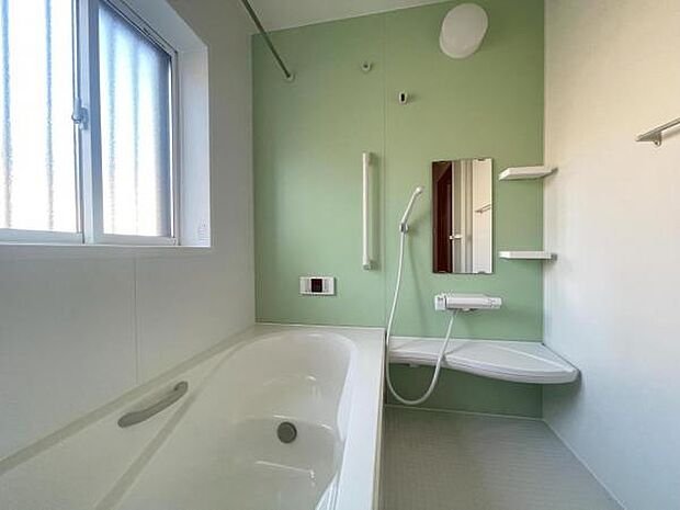 淡いグリーンがさわやかな浴室