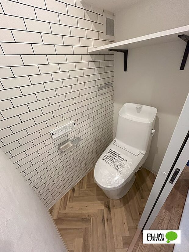 ヘリンボーンがおしゃれ場トイレの床、壁もデザインがあり一層おしゃれな空間に