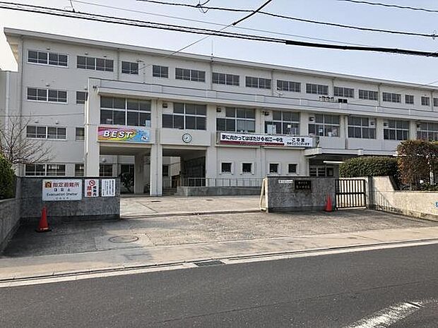 江戸川区でも一、二と言われる広い校庭とみどり溢れる教育環境を整えています。