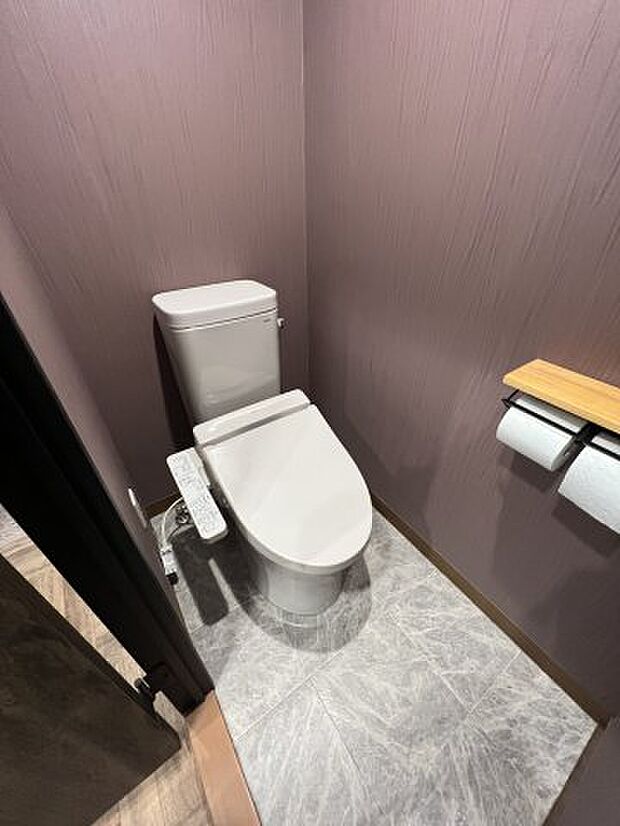 快適な温水洗浄便座付きのトイレ。アクセントクロスで少し違った空間に