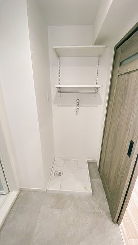 室内洗濯機置き場です水栓と洗濯防水パン新設しています。　上部には棚があり使い勝手が良さそうです♪