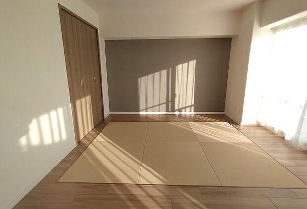 和洋室です♪温かみのある畳とあたたかい日差しが気持ちがいいです♪