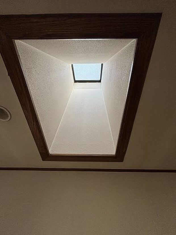 廊下には天井窓があります！