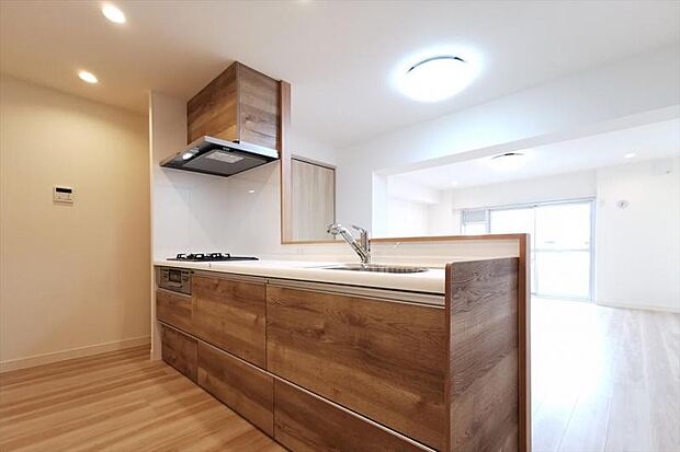 温かみのある木目デザインが特徴のキッチン