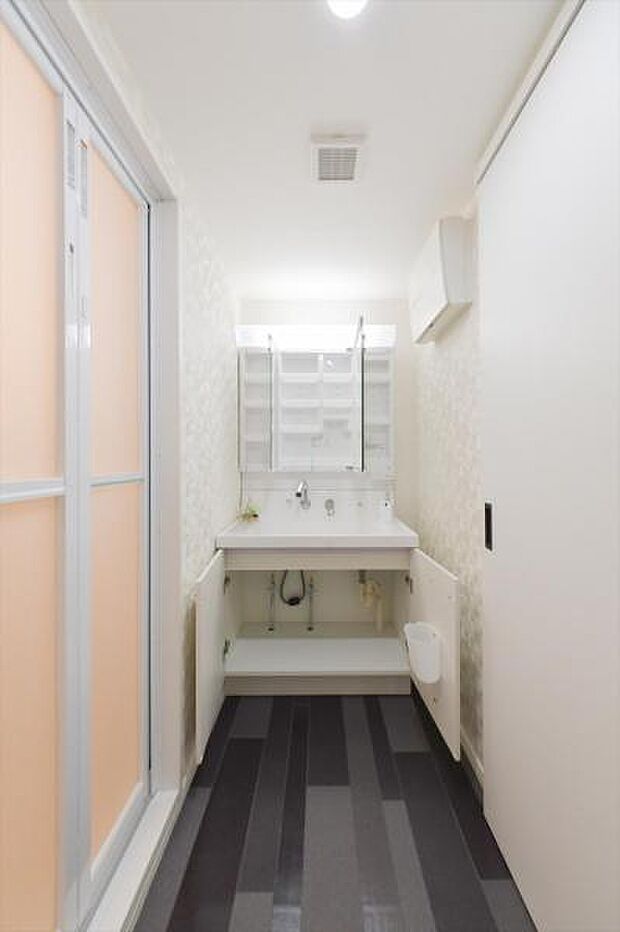 洗面脱衣室／鏡面裏収納を便利に使ってスッキリとした空間が保てそうです。