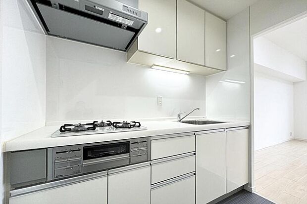 白を基調とした清潔感のあるキッチンは半独立型で生活感の出にくい配置です。