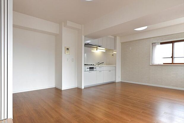 壁付けタイプのキッチンだから居住空間を広々ご使用いただけます。
