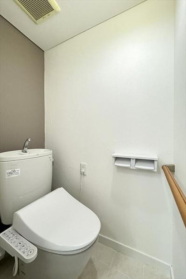 トイレ／手すりが設置されておりますので立ち座りなどの動作の補助、転倒防止にも役立ちます。