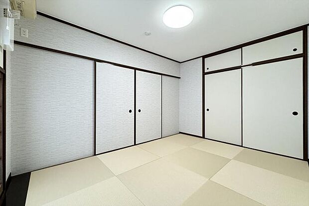 モダンな畳が特徴の一室。たっぷり容量の押入れもございます。