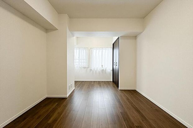 洋室8.2帖／ゆとりある広さは主寝室にもおすすめです。
