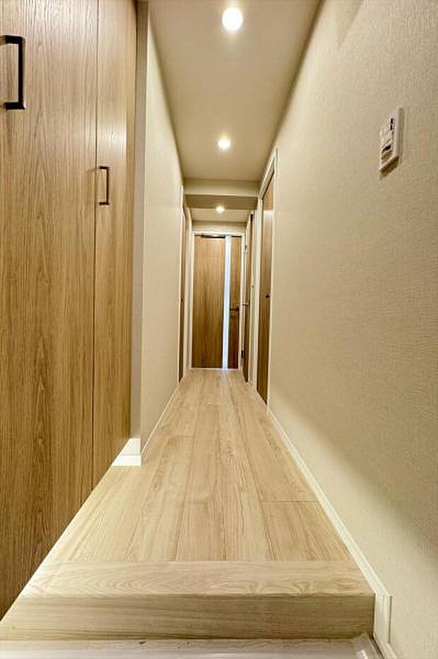 玄関／シューズボックスには足元をオシャレに照らすフットライトを設置。