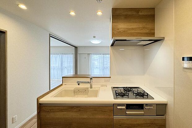 木目デザインがお洒落なキッチン／対面式でお部屋を開放的に見せてくれます。