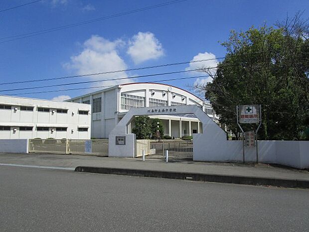 川島町立西中学校　約1800m