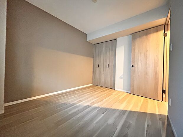 シンプルにデザインされた室内は家具やレイアウトでお好みの空間を創り上げられます。　