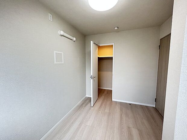 シンプルにデザインされた室内は家具やレイアウトでお好みの空間をり上げられます。　