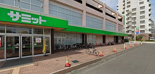 サミット東浦和、徒歩5分です。　大きいスーパーですのでお買い物も便利ですね♪