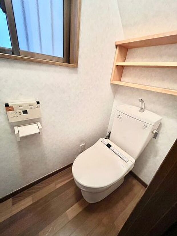 そのゆったりとした空間には洗練されたデザインのウォシュレット付きトイレを装備♪