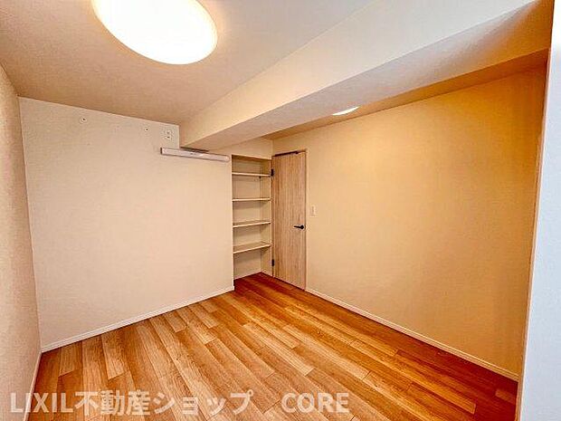 床材や建具は家具にも合わせやすい落ち着いた色合いになっております　