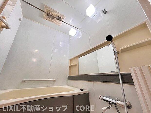 清潔感のある色味でまとめられたバスルームは光に満ちたリラクゼーション空間。　