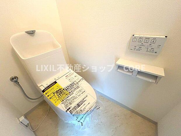 見た目もスッキリとしたデザインのトイレには温水洗浄暖房便座付き。