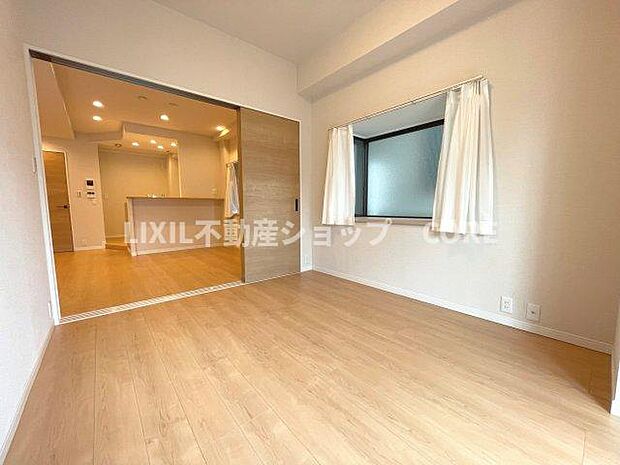 床材や建具は家具にも合わせやすい落ち着いた色合いになっております。