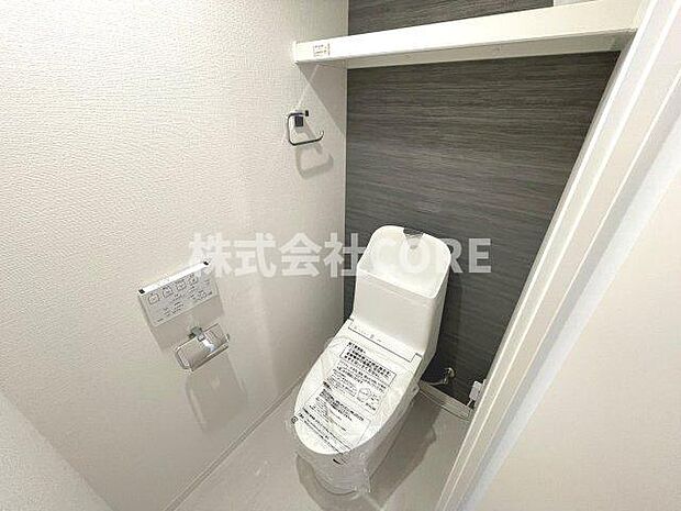 見た目もスッキリとしたデザインのトイレには温水洗浄暖房便座付き。