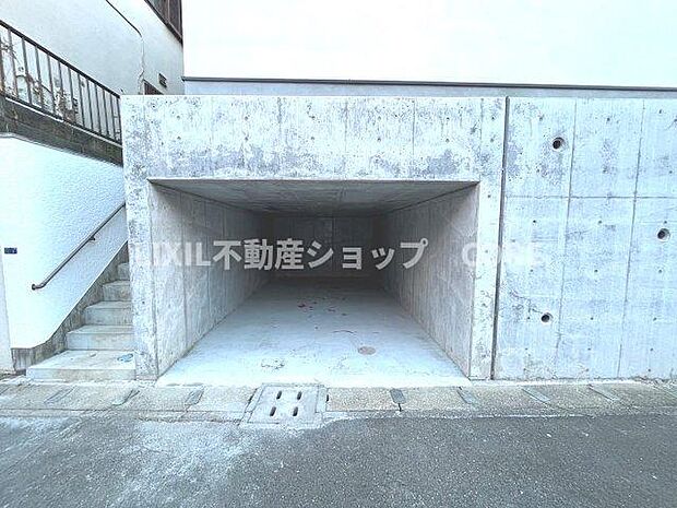 ゆったりとした地下車庫なので、大きめのお車でも駐車可能です。