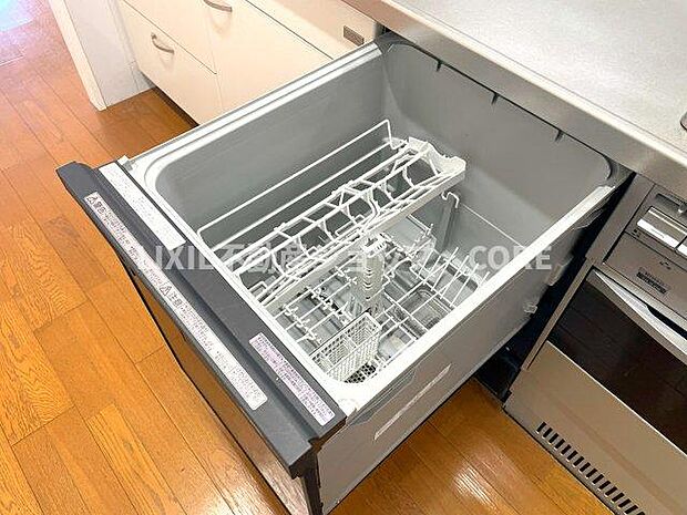 食器洗乾燥機付きで家族の食器もピカピカ。忙しい奥様には欠かせないアイテムのひとつ！！