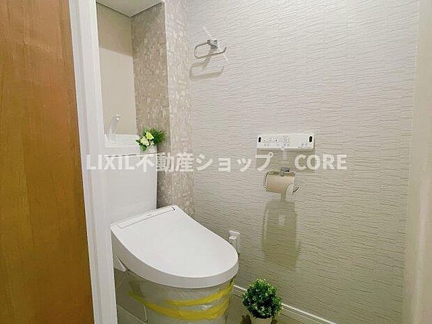 見た目もスッキリとしたデザインのトイレには温水洗浄暖房便座付き。　