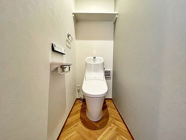 1階トイレ：フチレスシャワートイレでお掃除ラクラクです【INAX】
