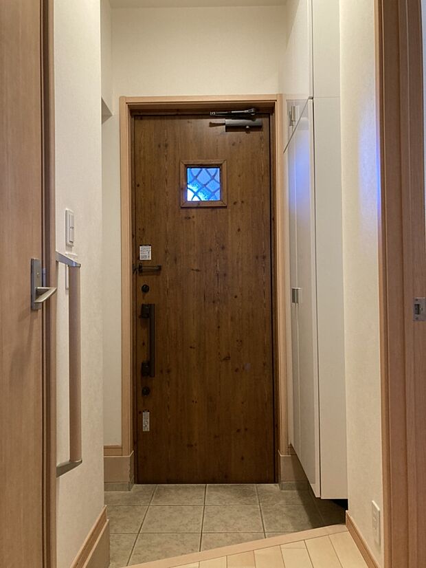 【玄関】採光玄関ドア、玄関に柔らかな光が入ります