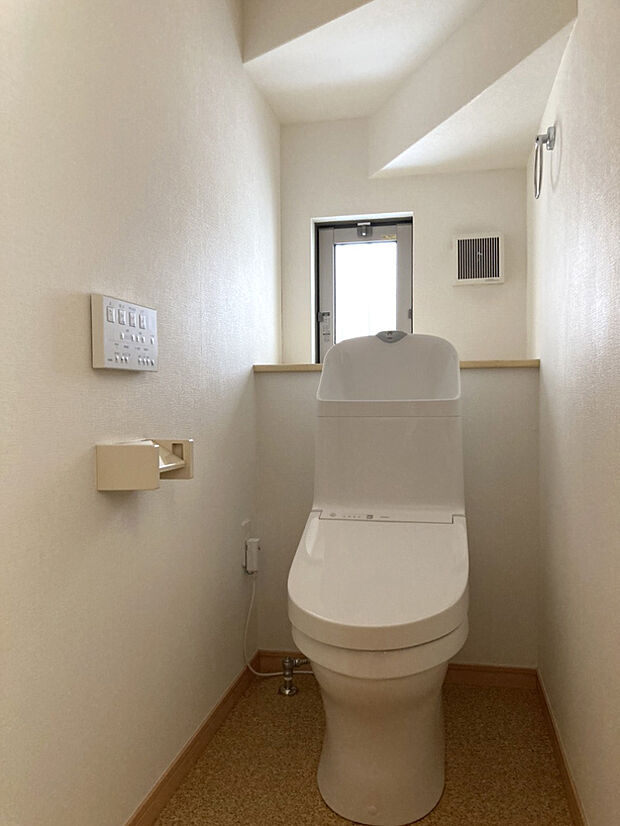 【トイレ】※2024年2月新規交換済(1Fのみ)階段下を利用した1階トイレ。フチレス形状でお掃除しやすいトイレです