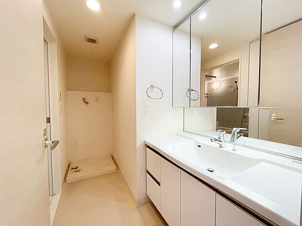 【洗面室】白を基調にした明るい洗面所！壁面収納もありタオル等もしっかり収納できます！