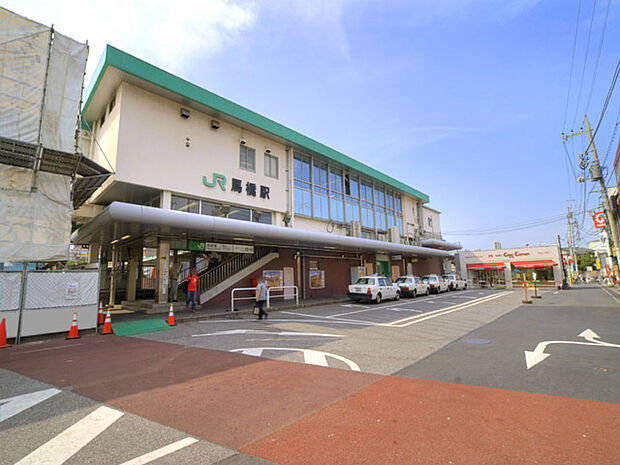 東日本旅客鉄道（JR東日本）の常磐線を走行する常磐緩行線、武蔵野線（馬橋支線）、流鉄の流鉄流山線の2社3路線が乗り入れ、接続駅となっている。現在の東口側は駅開業以来の古い商店街が存在する。