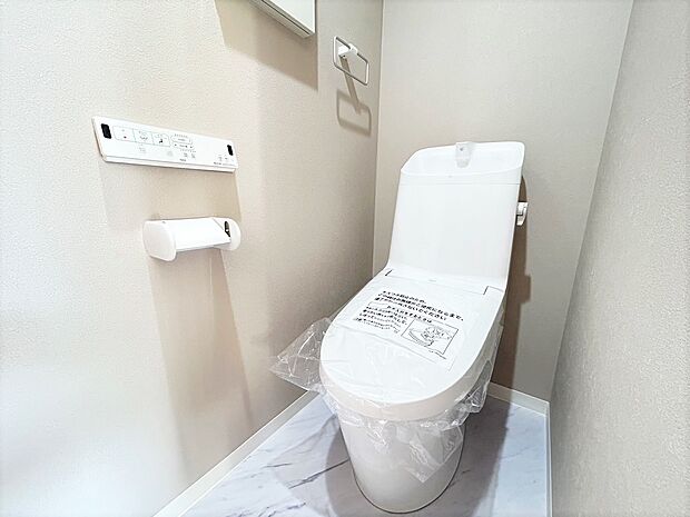 トイレ・壁紙・床を交換し、明るいトイレになりました。節水タイプのエコなトイレです！