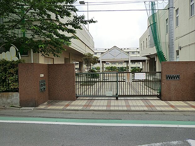 【青戸中学校】昭和32年開校。青砥駅に近く、住宅や公園に囲まれた環境の良いところにある学校です。特別支援学級、難聴学級あり。