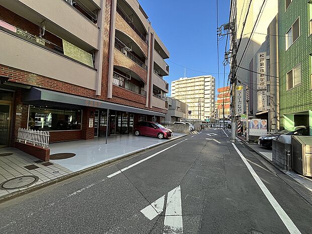 忙しい朝や遅い帰宅時にもうれしい松戸駅徒歩4分の立地です。複数路線の利用が可能、多彩なルートで「通勤」を手にしませんか？