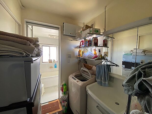 ドラム式洗濯機も置けるゆとりのある洗面室。日頃の家事に便利な広さですね♪写真撮影日2024.03