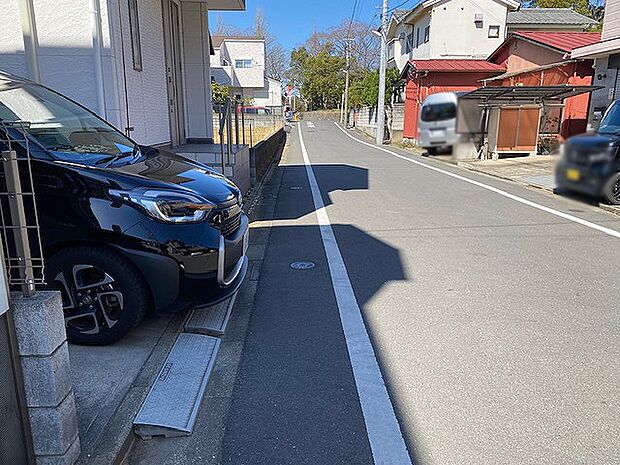 前面道路約6ｍ、車の出し入れもラクラク♪写真撮影日2024.03