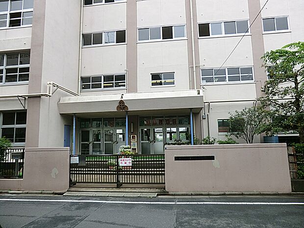 （水元中学校）学校の前にバス停があるので交通面のアクセスは便利だと思います。