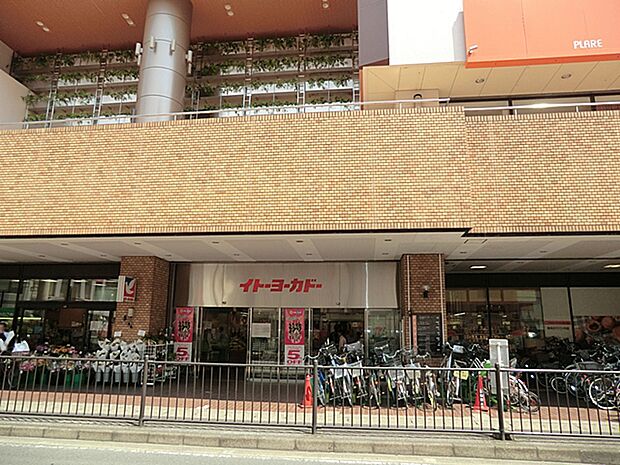 【イトーヨーカドー松戸店】ＪＲ常磐線及び新京成線の松戸駅の東口を出て、デッキをそのまま真っ直ぐ歩いていくと突き当たりにあります