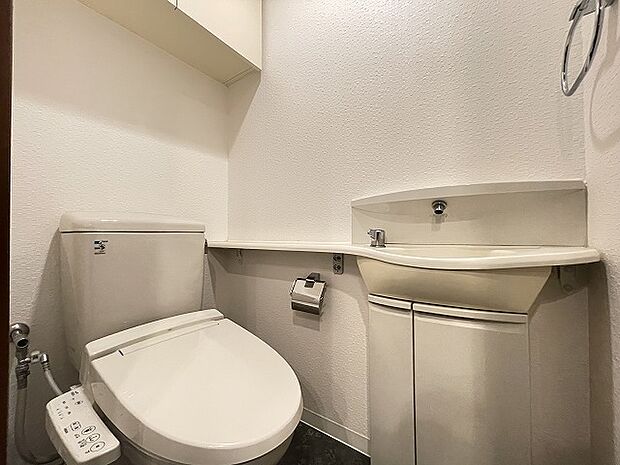 【トイレ　2F】手洗い器、収納付き、通常マンションであれば狭く感じるお手洗いですが、ゆったりとお使い頂けます。