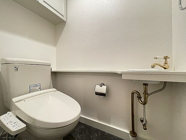 【トイレ1F】手洗い器、収納付きで快適にお使いいただけます。
